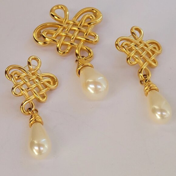 Alfred Sung Vintage Faux Tear Drop Pearl Love Knot Design Earring and Brooch Set - Picture 6 of 10